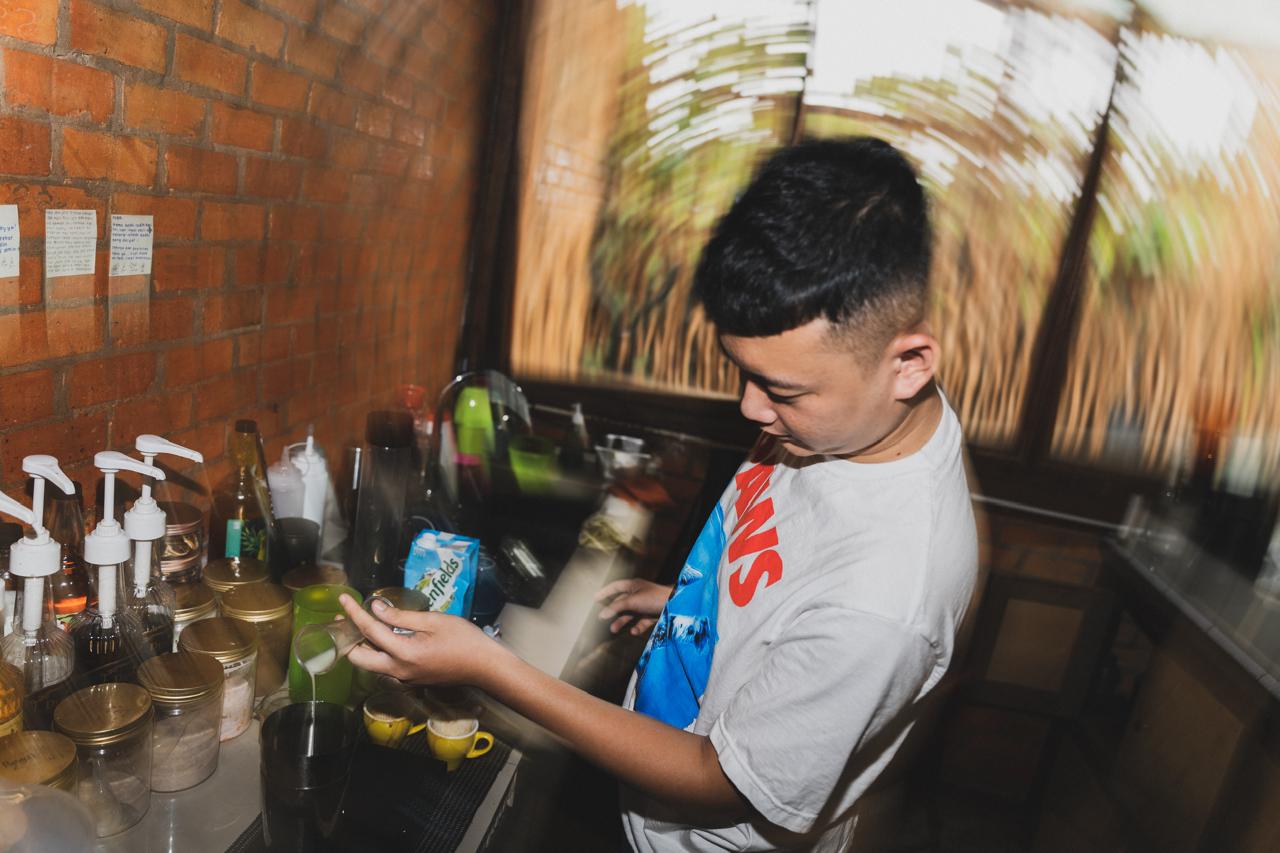 MANAJEMEN: Bagi Adam, bisnis yang baik bukan yang selalu ramai. Namun yang mampu bertahan. Kedai kopi lkal masih memiliki ruang untuk terus tumbuh.