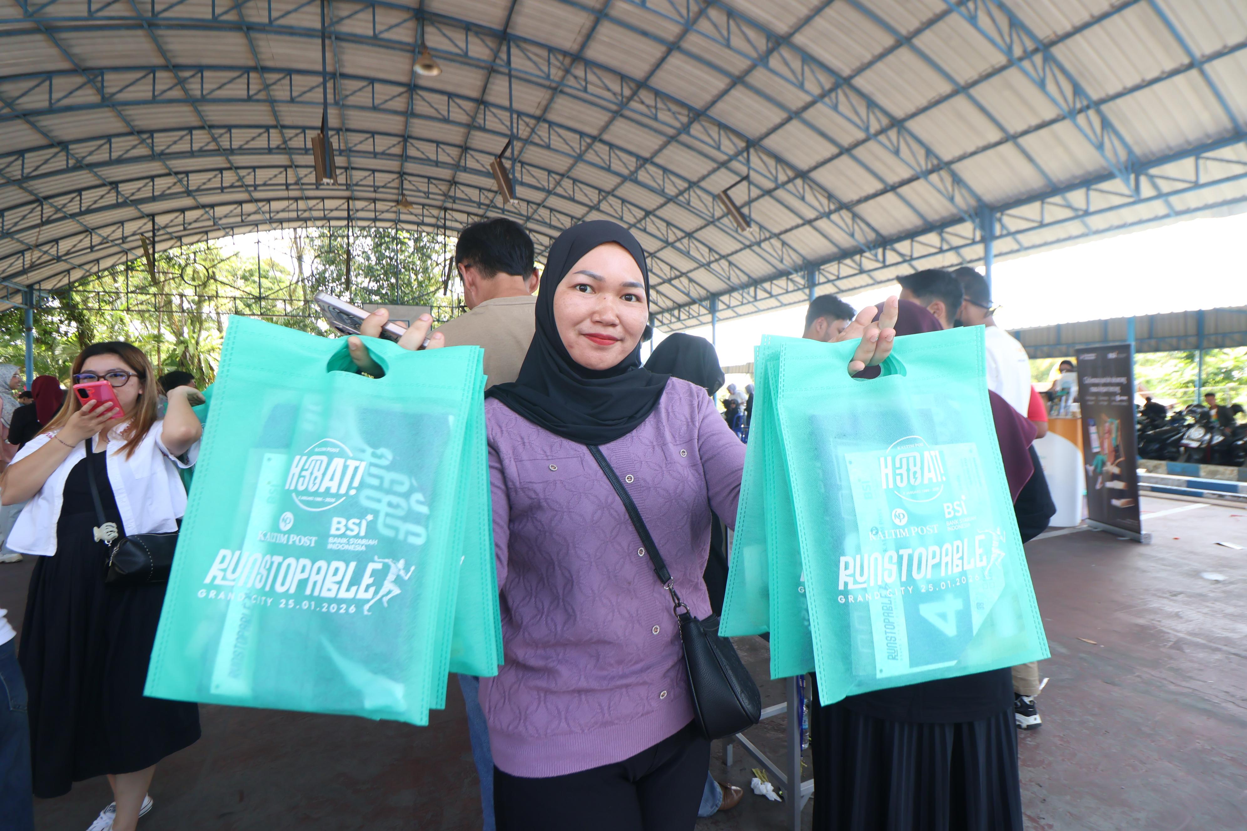 Peserta menunjukkan racepack jelang BSI Kaltim Post Runstoppable 5K 2026. (Foto: Anggi/KP)