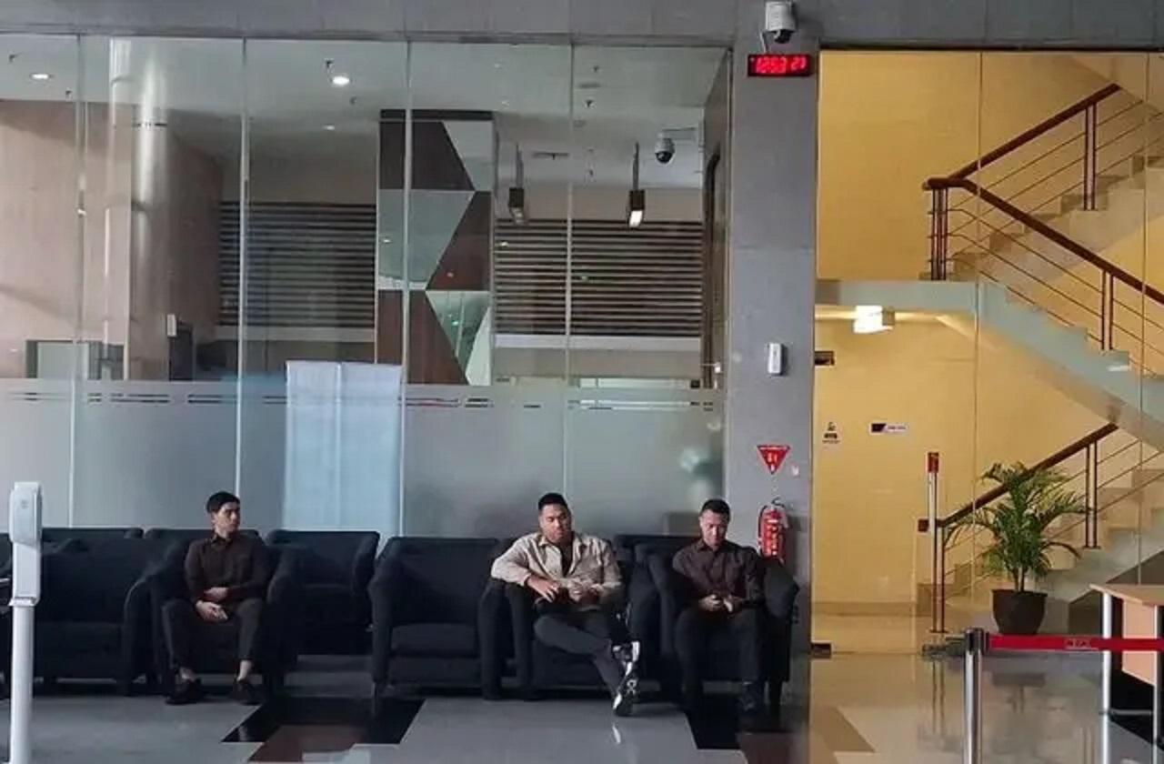 Mantan Menpora, Dito Ariotedjo (tengah).