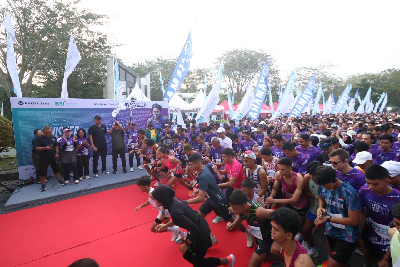Peserta BSI Kaltim Post Runstoppable 2026 saat melakukan start. (Foto: Anggi/Kaltim Post)