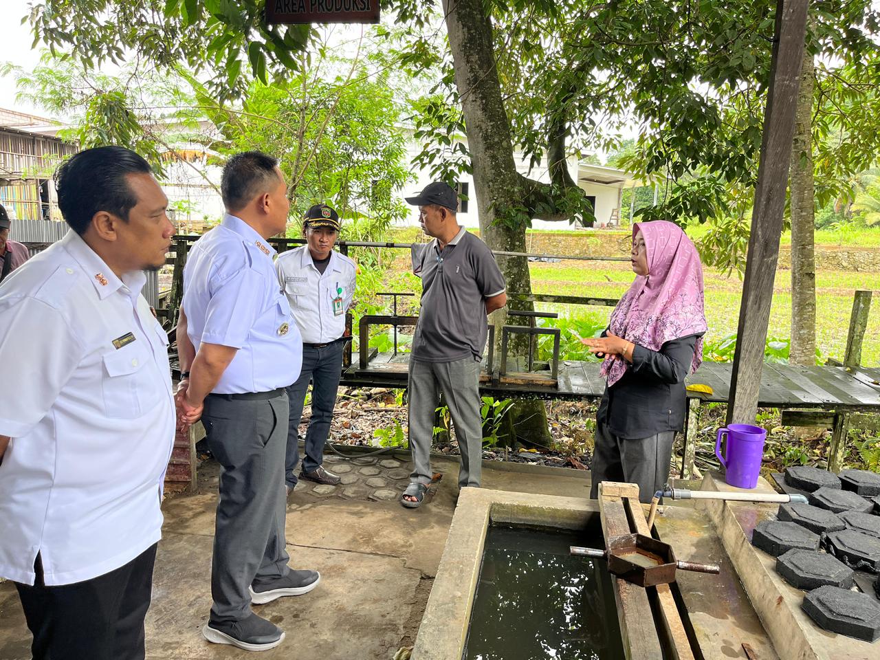 INOVASI: Eko Purwanto (kiri) ketika menyambangi salah satu usaha di Separi Kukar yang mengolah sampah menjadi paving dan bakal diterapkan di kelurahan Bukit Pinang.