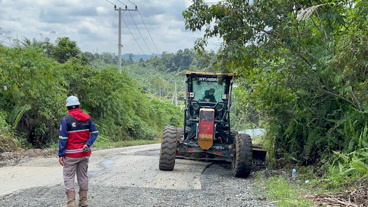 PERBAIKAN JALAN: Unit alat berat PT Bumi Karsa tengah melakukan pekerjaan konstruksi di ruas Sp Belusuh- Bts Kalteng.