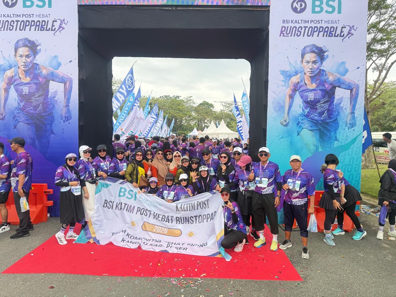 Komunitas sehat Siring Kandilo Paser dari Kabupaten Paser meramaikan event Runstoppable BSI Kaltim Post Hebat, Minggu (25/1/2026).  (Foto: Najib/KP)