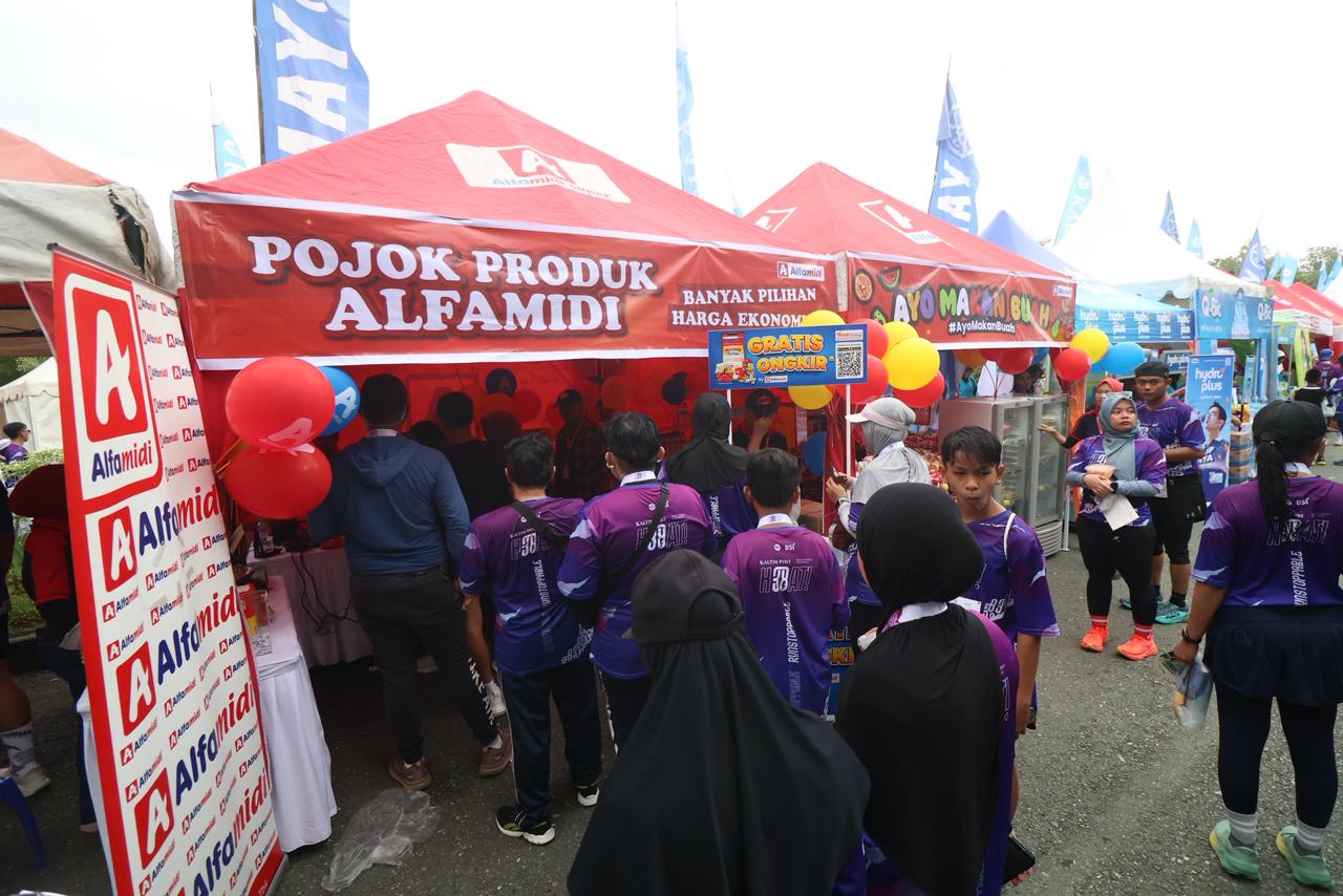TEROBOSAN: Tak hanya memberikan promo produk, Alfamidi turut mengenalkan aplikasi Midi Kriing dalam kegiatan BSI Kaltim Post Runstoppable 2026, Minggu (25/1).