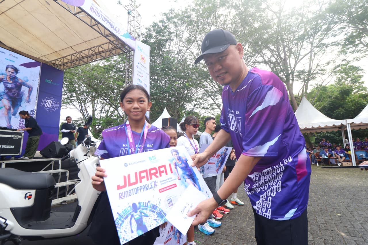 Felicia Ester Abigail Kilapong (kiri) saat menjuarai BSI Kaltim Post Hebat Runstoppable 2026. (FOTO ANGGI PRADITHA/KP)
