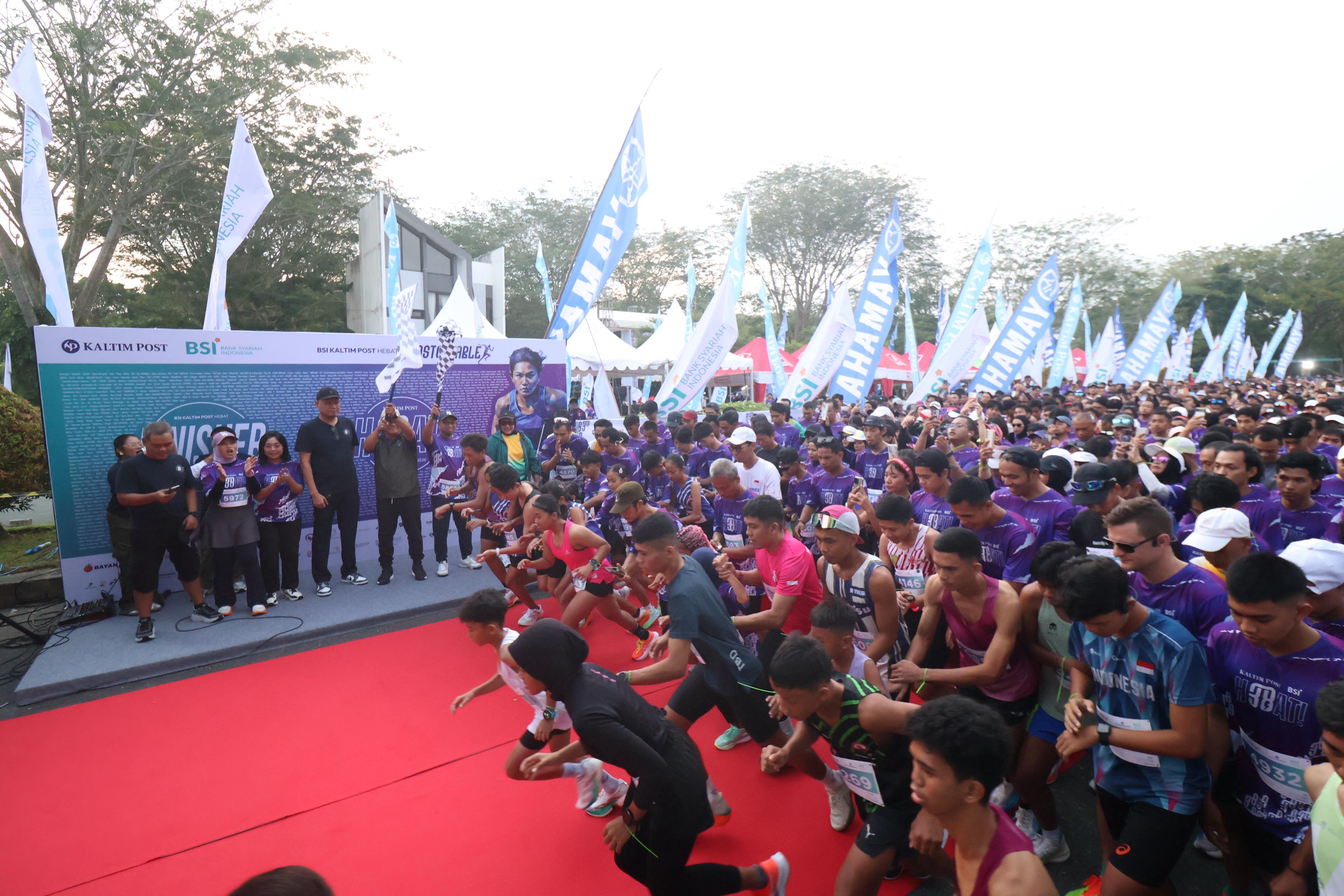 HIDUP SEHAT : Ribuan pelari memadati area start Runstoppable Kaltim Post di Grand City Balikpapan, Minggu (25/1) kegiatan itu turut diapresiasi Disporapar Balikpapan dalam mendukung gaya hidup sehat.