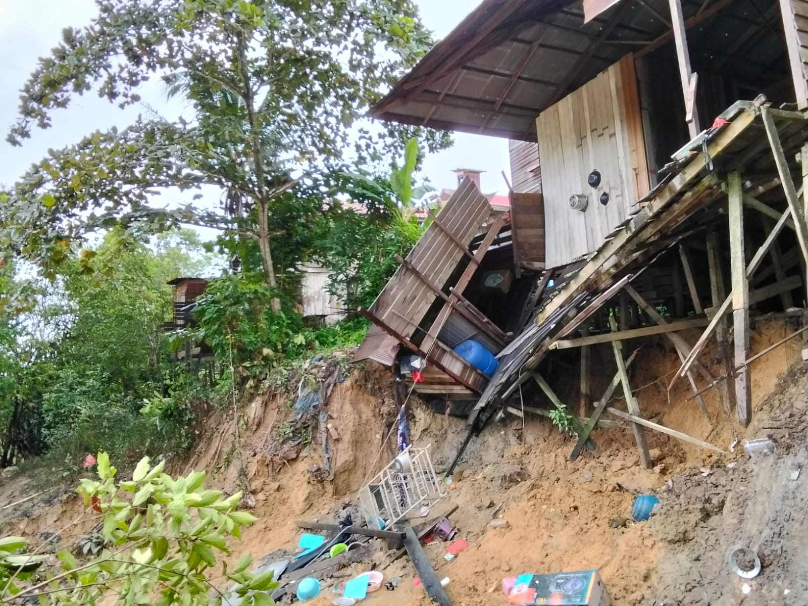 RUSAK: Bangunan dapur yang ambruk akibat longsor di Kampung Banggris, Muara Lawa, Kutai Barat, Minggu (25/1).