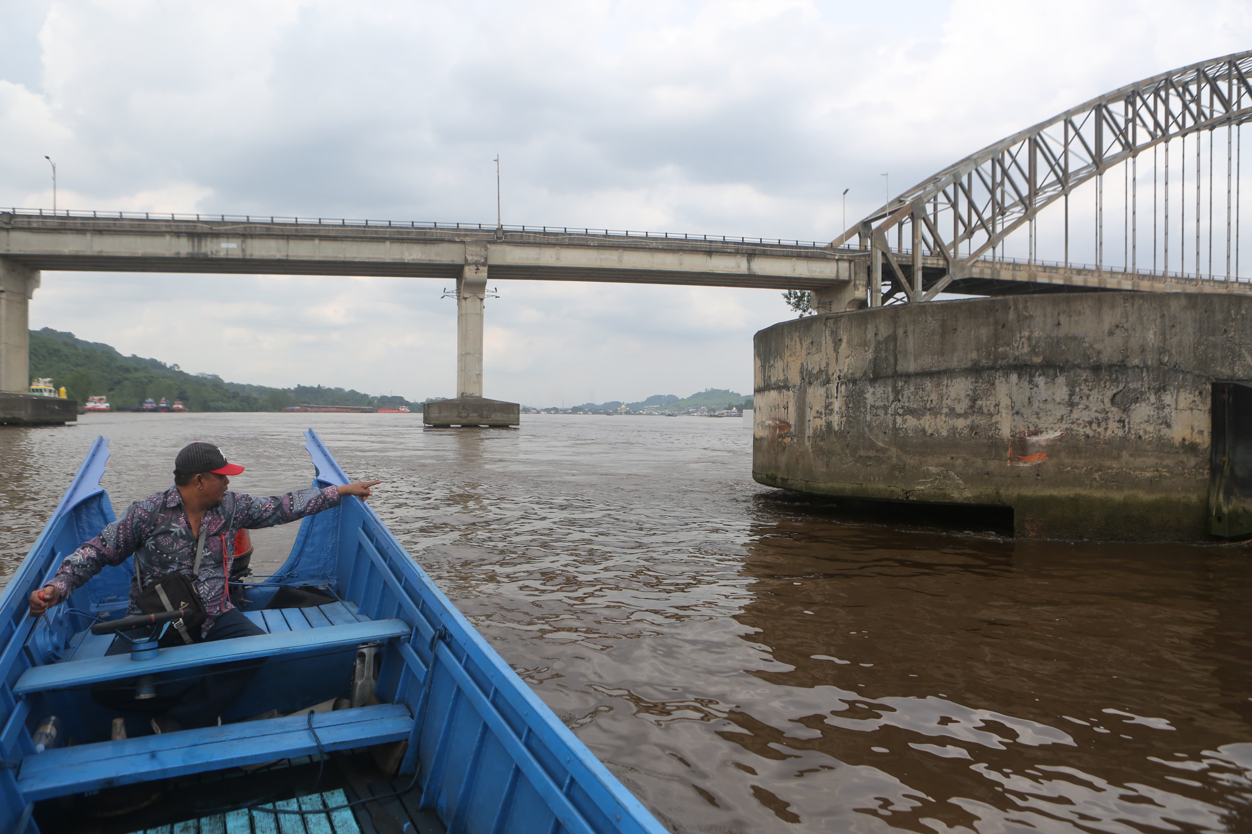 Jembatan Mahakam Ulu (Mahulu), Samarinda, kembali ditabrak kapal tongkang pada Minggu (25/1/2026). (FOTO/RAMA SITOHANG)