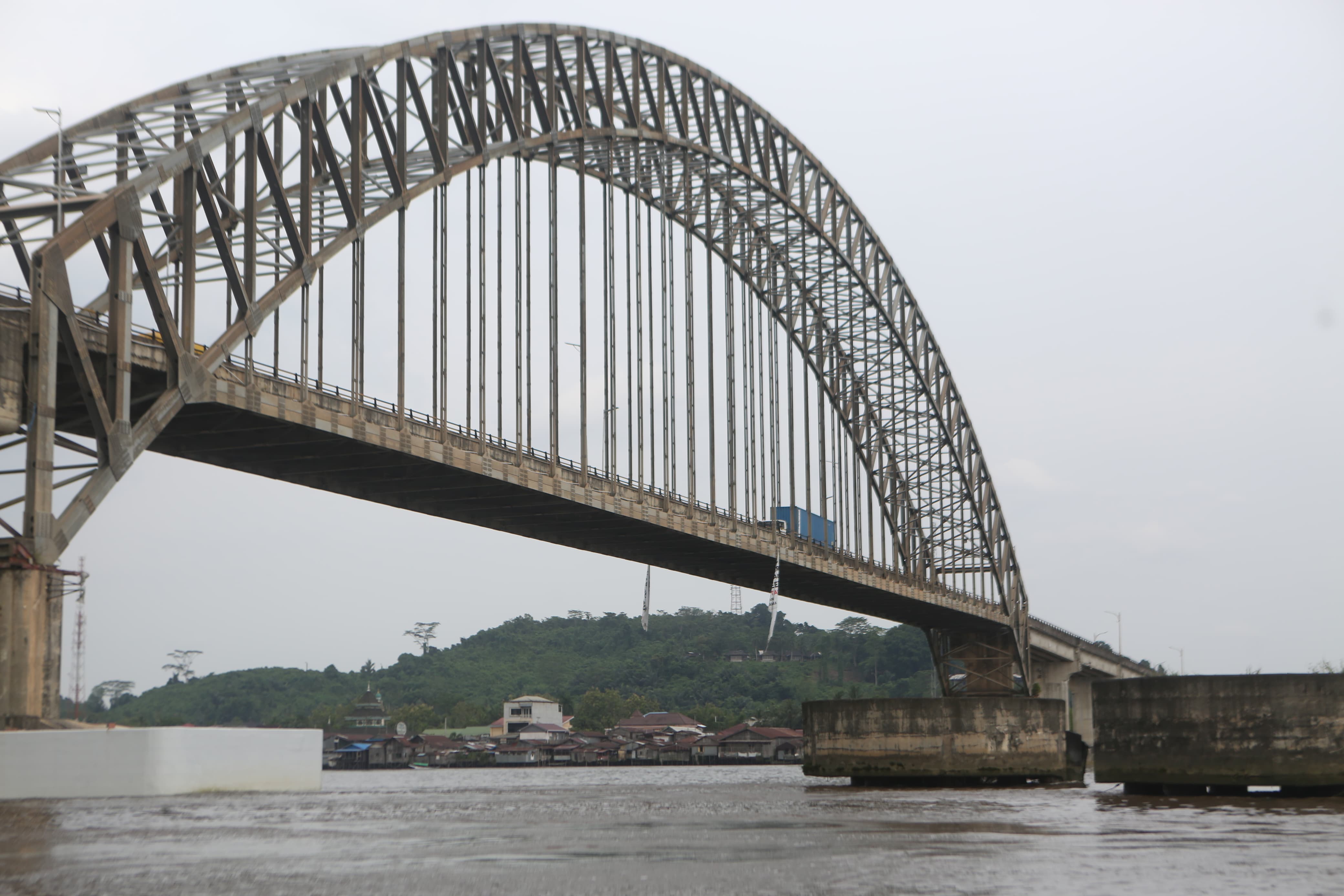 Kondisi Jembatan Mahakam Ulu (Mahulu) Samarinda setelah ditabrak oleh kapal tongkang batu bara, Minggu (25/1/2026) sekitar pukul 05.10 Wita, kian mengkhawatirkan. (FOTO/RAMA SITOHANG)