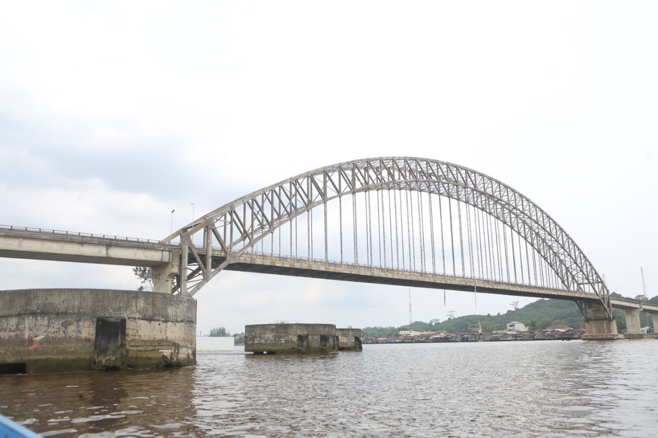 Insiden ditabraknya Jembatan Mahakam Ulu (Mahulu) Samarinda membuka tabir gelap terkait tambatan kapal tongkang. (FOTO/RAMA SITOHANG)