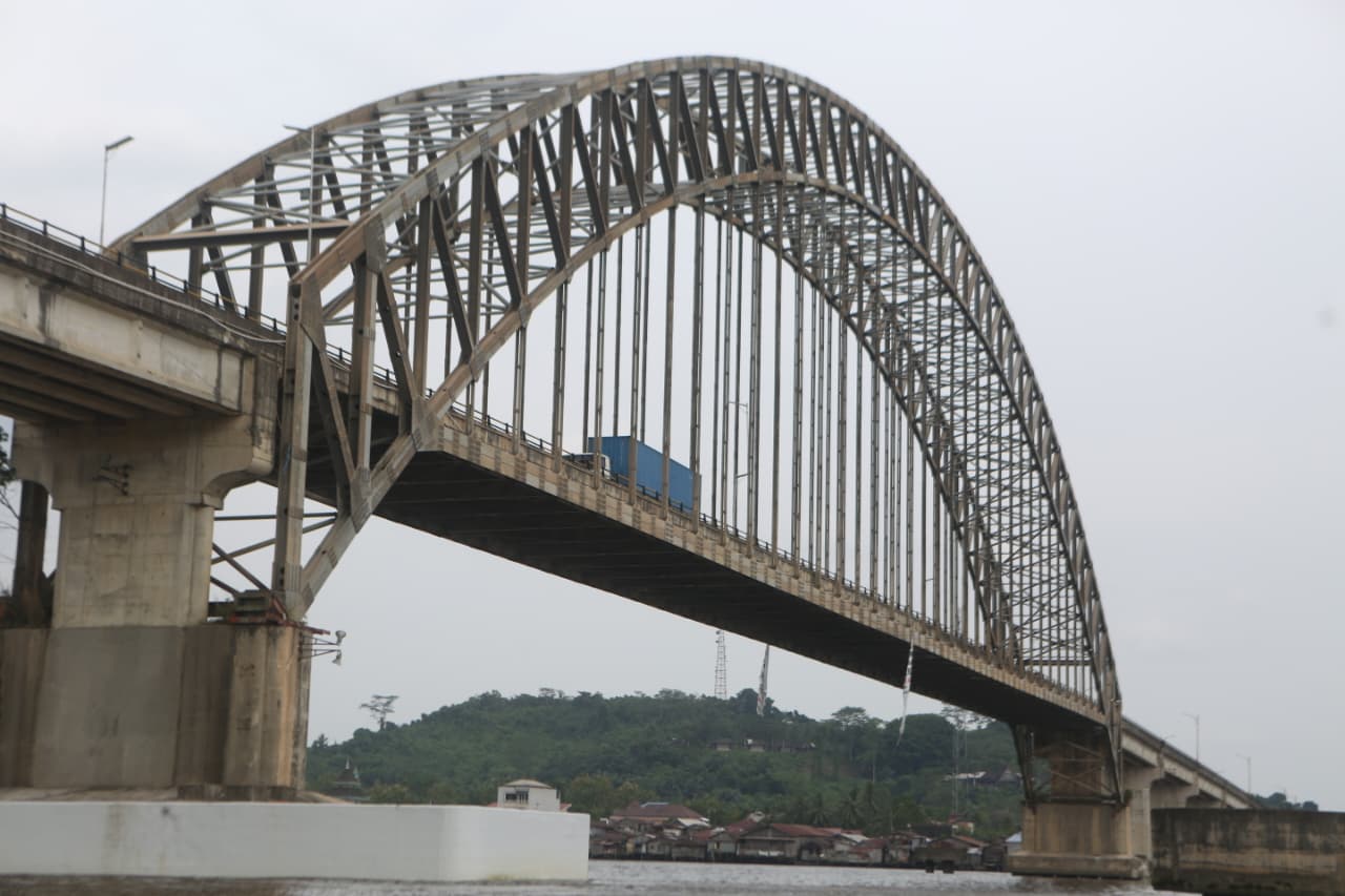 Kondisi Jembatan Mahakam Ulu (Mahulu) Samarinda setelah ditabrak oleh kapal tongkang batu bara, Minggu (25/1/2026) sekitar pukul 05.10 Wita, kian mengkhawatirkan. (FOTO/RAMA SITOHANG