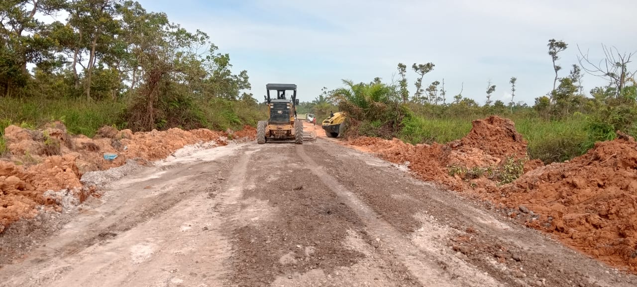 Ruas jalan utama Kecamatan Muara Ancalong yang menjadi penghubung antar desa diperbaiki dengan dukungan perusahaan. (Ist)