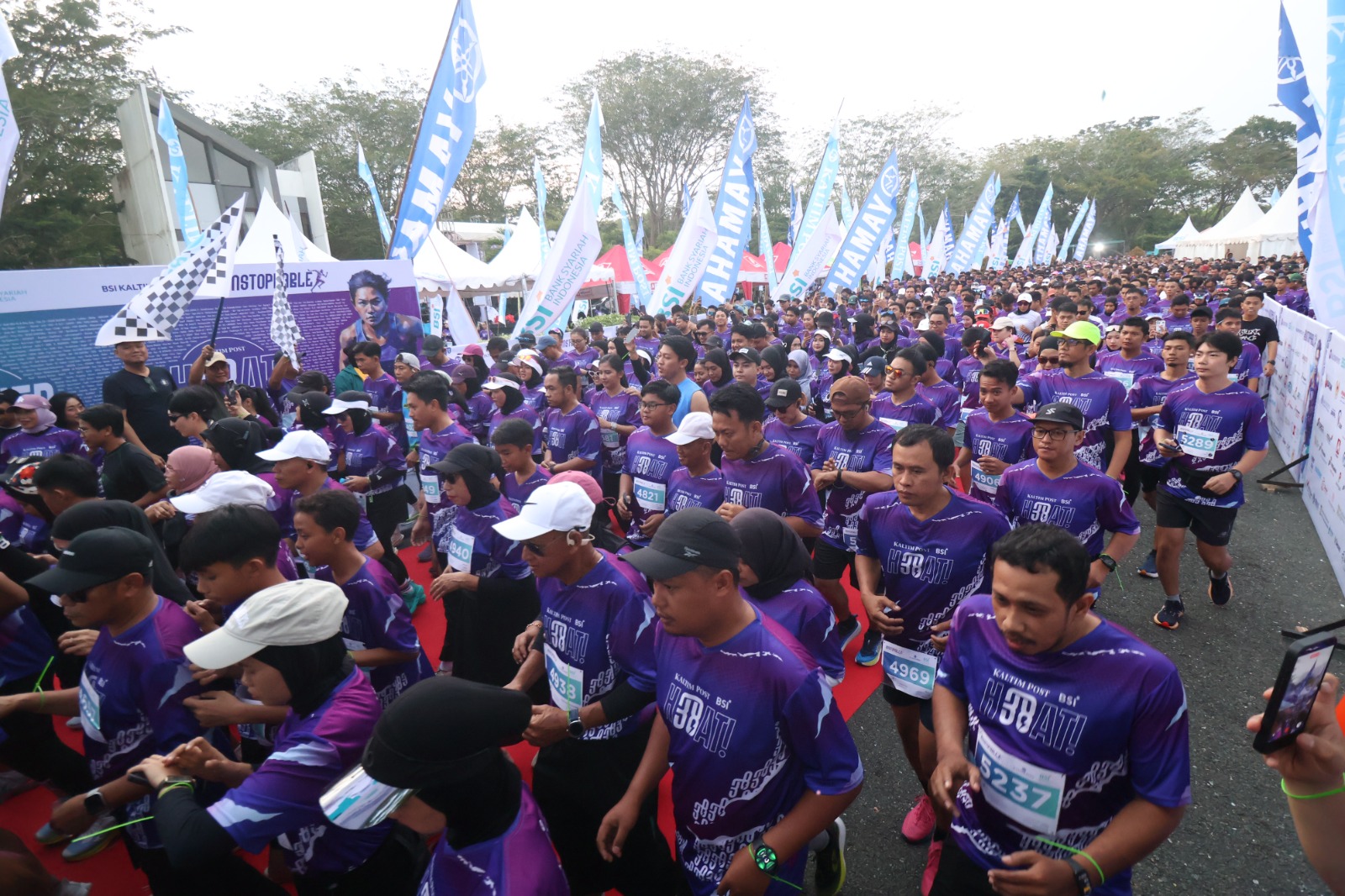 Ribuan peserta BSI Kaltim Post Runstoppable dilepas di garis start, kawasan Grand City Balikpapan, untuk menjajal lari seru 5 kilometer. (ANGGI PRADITHA/KP)