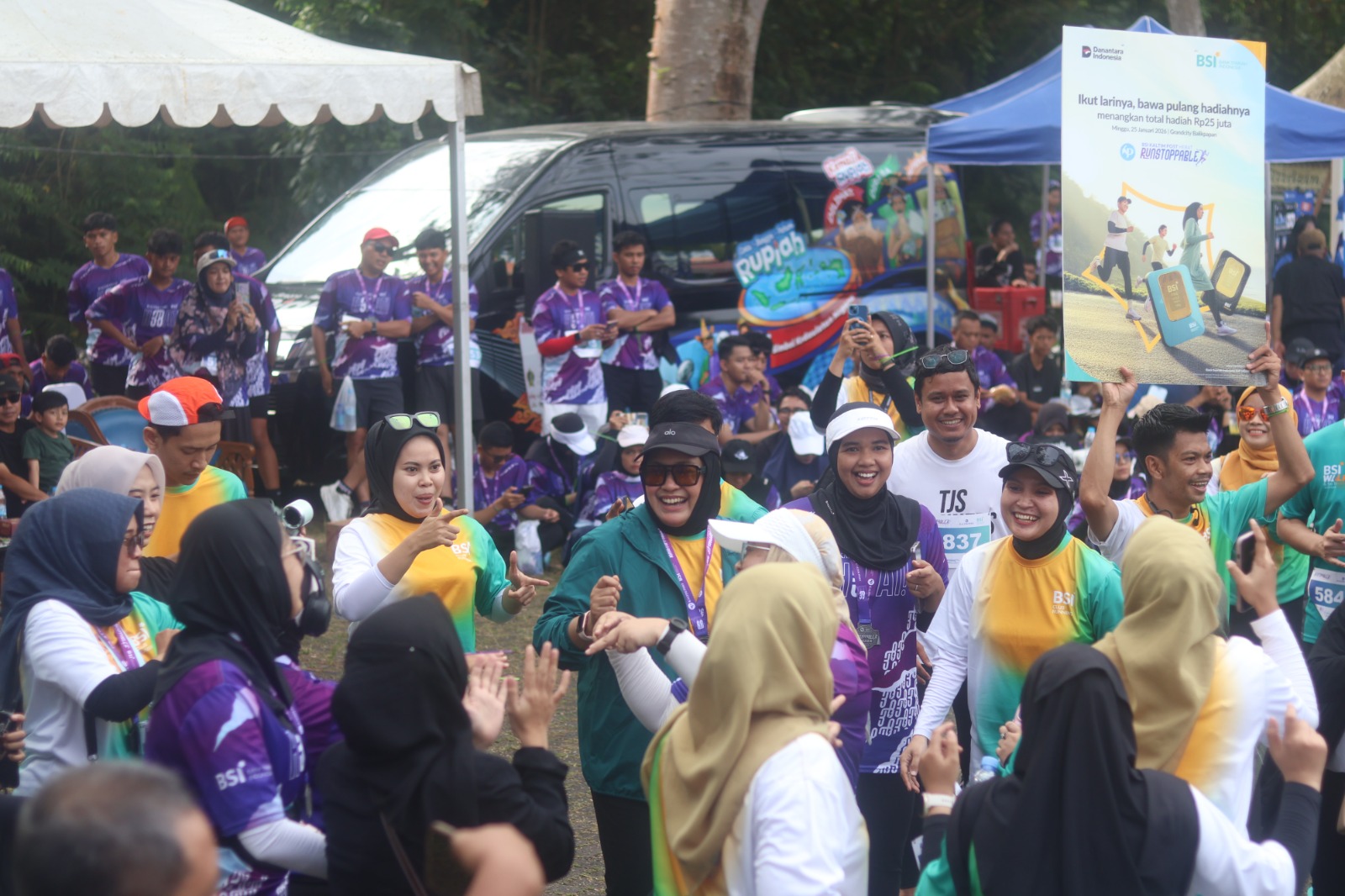 Peserta BSI Kaltim Post Runstoppable 2026 membaur menikmati hiburan selama acara berlangsung di Grand City Balikpapan. (ANGGI PRADITHA/KP)