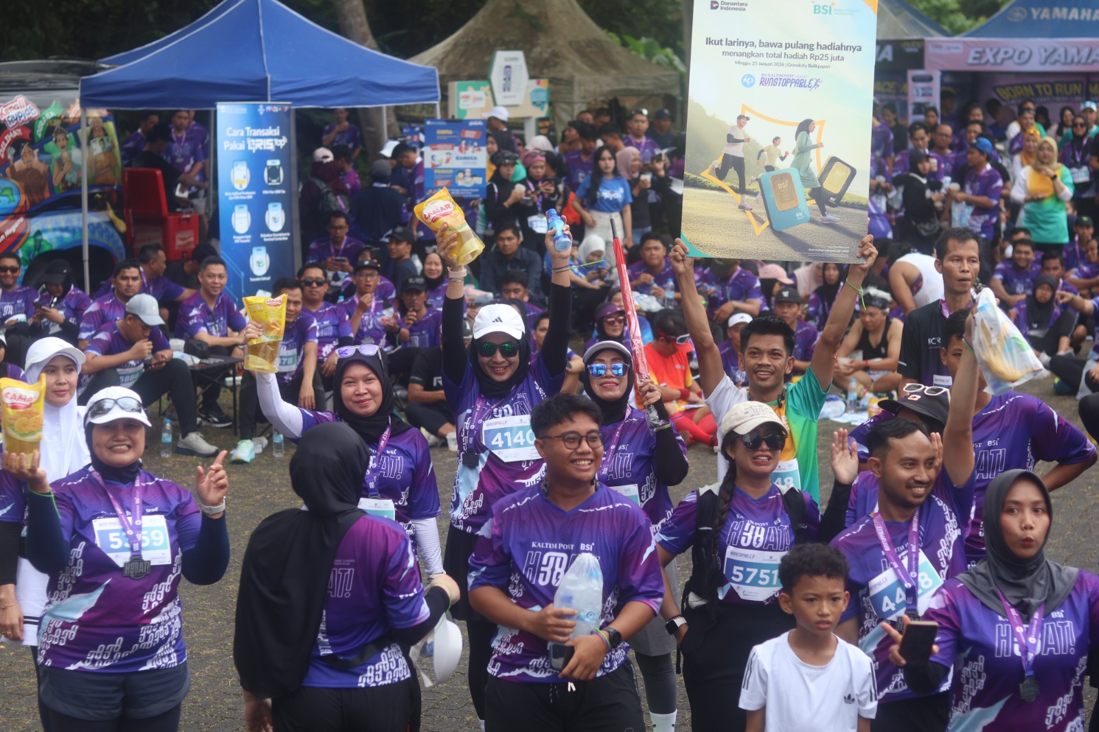Peserta BSI Kaltim Post Runstoppable 2026 membaur menikmati hiburan selama acara berlangsung di Grand City Balikpapan. (ANGGI PRADITHA/KP)