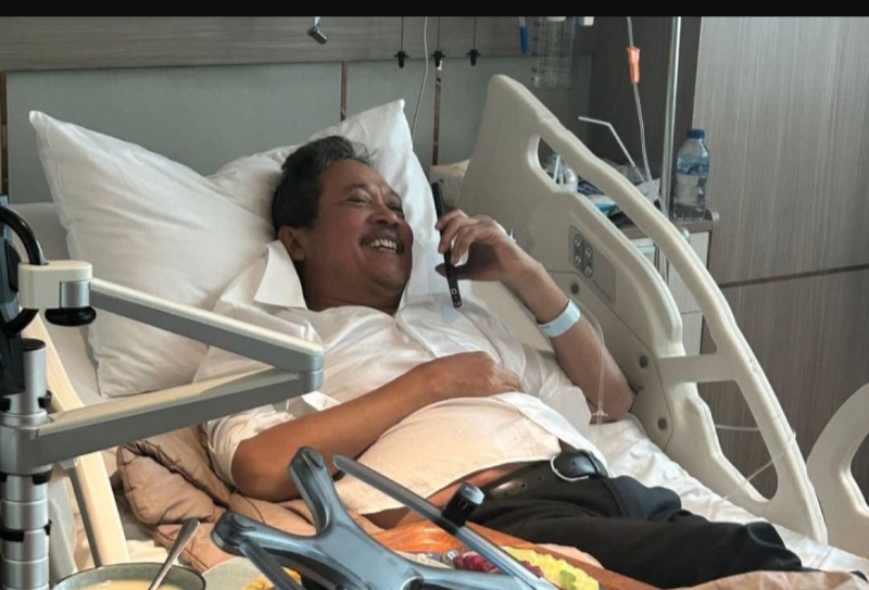 Menteri KP Sakti Wahyu Trenggono menerima telepon dari Presiden Prabowo seusai pingsan saat melepas memimpin upacara pelepasan jenazah korban kecelakaan pesawat ATR 42-500. (Foto Instagram Sakti)