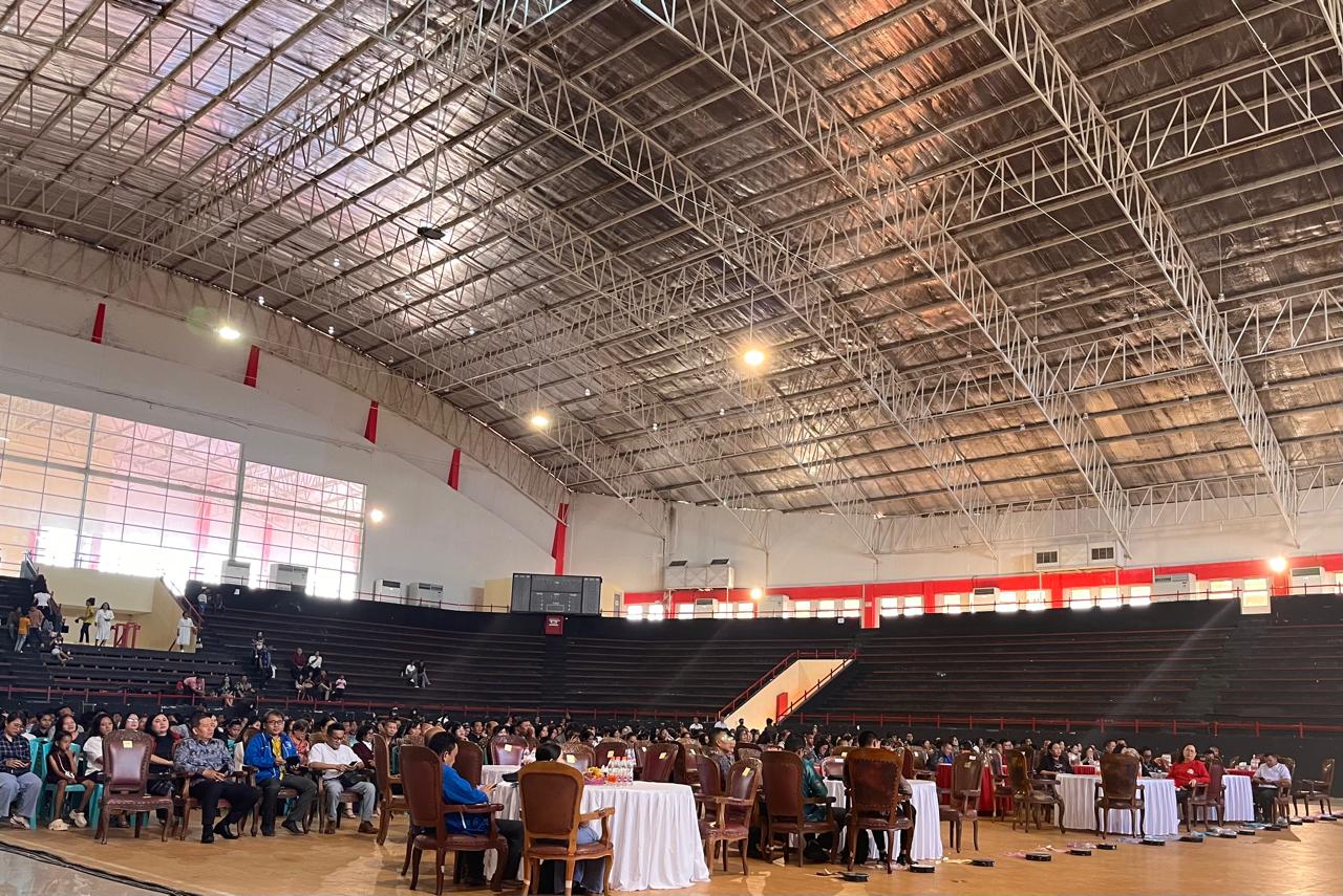 Perayaan Natal di GOR Desnan, Kubar.