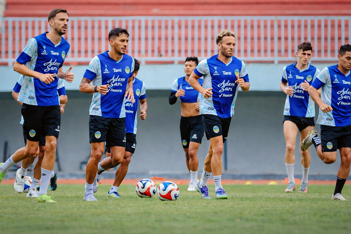 Pemain PSIM Yogyakarta saat sesi latihan, bersiap menghadapi Persebaya Surabaya di Liga 1 Super League 2025/2026.