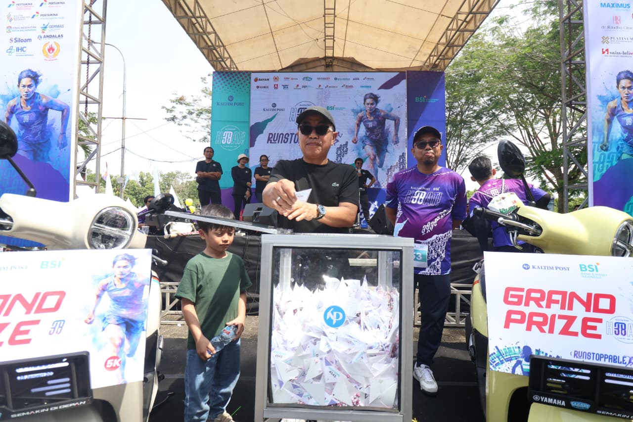 Rusdiansyah Aras saat menghadiri BSI Kaltim Post Hebat Runstoppable 2026. (FOTO ANGGI PRADITHA/KP)