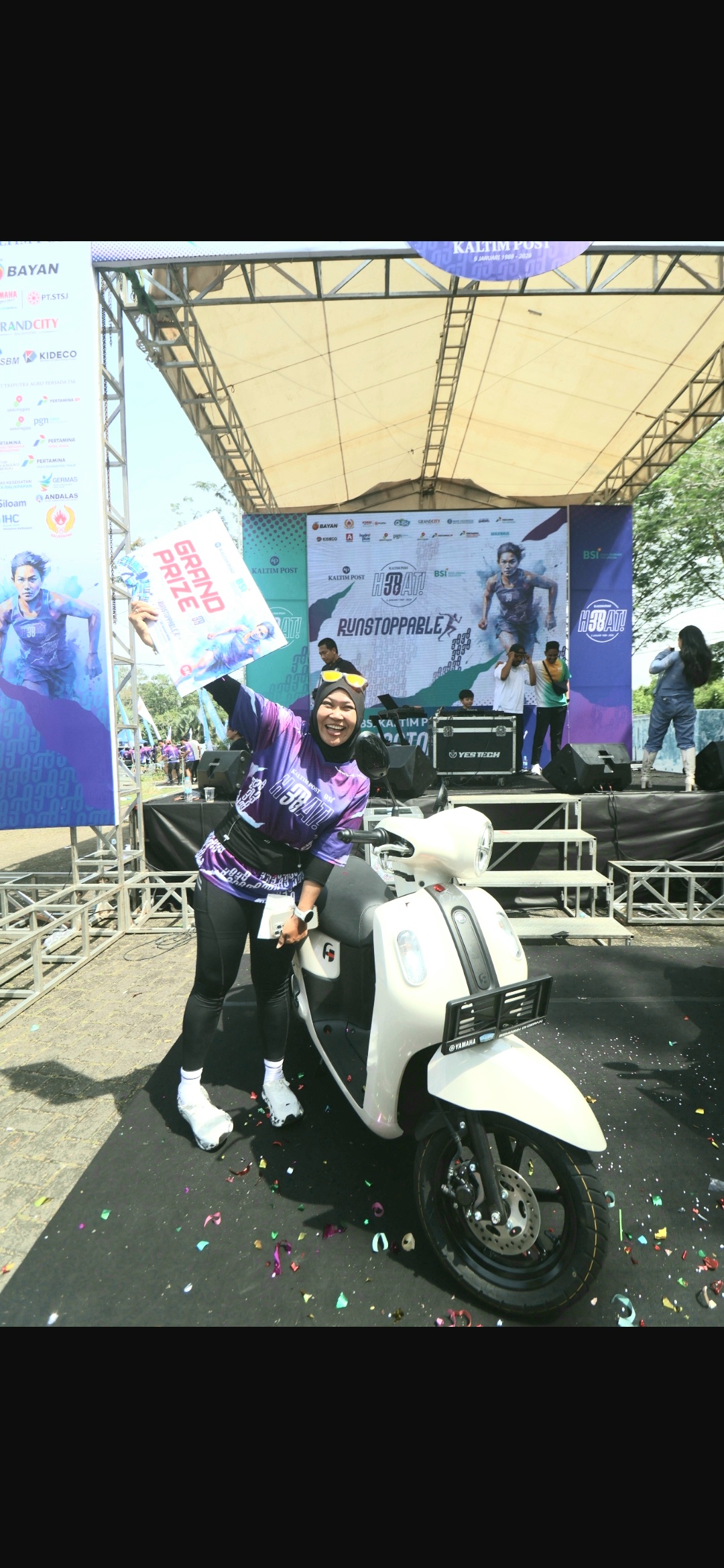 Deni Lestari membawa pulang hadiah utama sepeda motor Yamaha setelah nomor BIB-nya diumumkan sebagai peserta yang beruntung. (Anggi Praditha/KP)