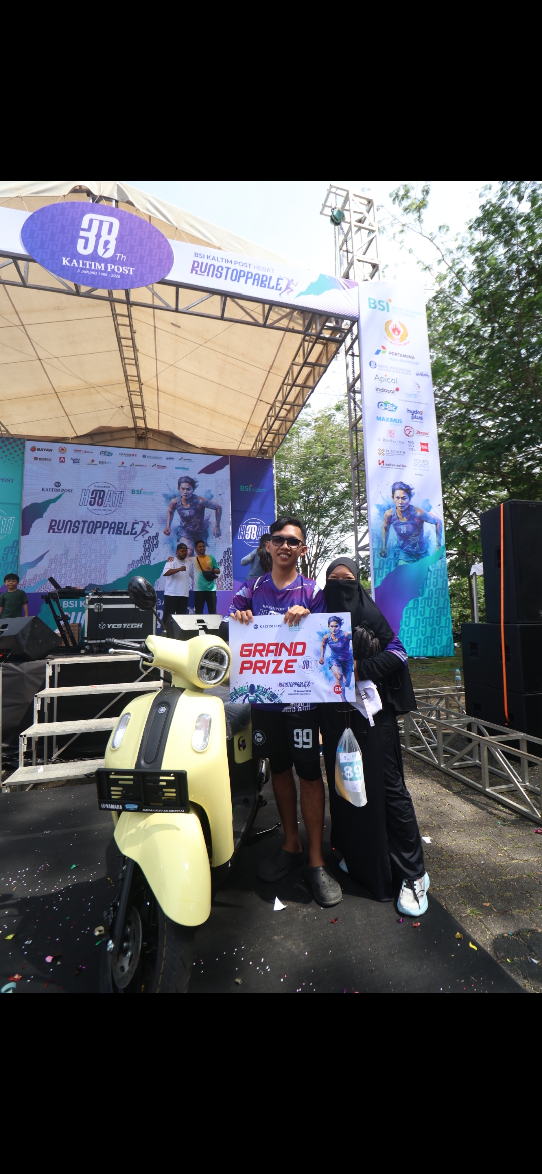 Ridho, seorang pekerja swasta, datang ke lokasi bersama sang istri, Umma Nada, beruntung membawa pulang hadiah utama sepeda motor. (ANGGI PRADITHA/KP)