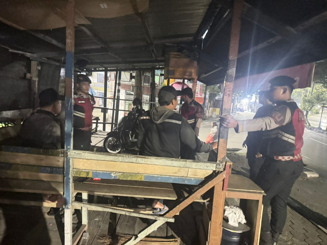 POSKAMLING: Patroli sambang dialogis di sejumlah pos keamanan lingkungan (pos kamling) di Balikpapan.