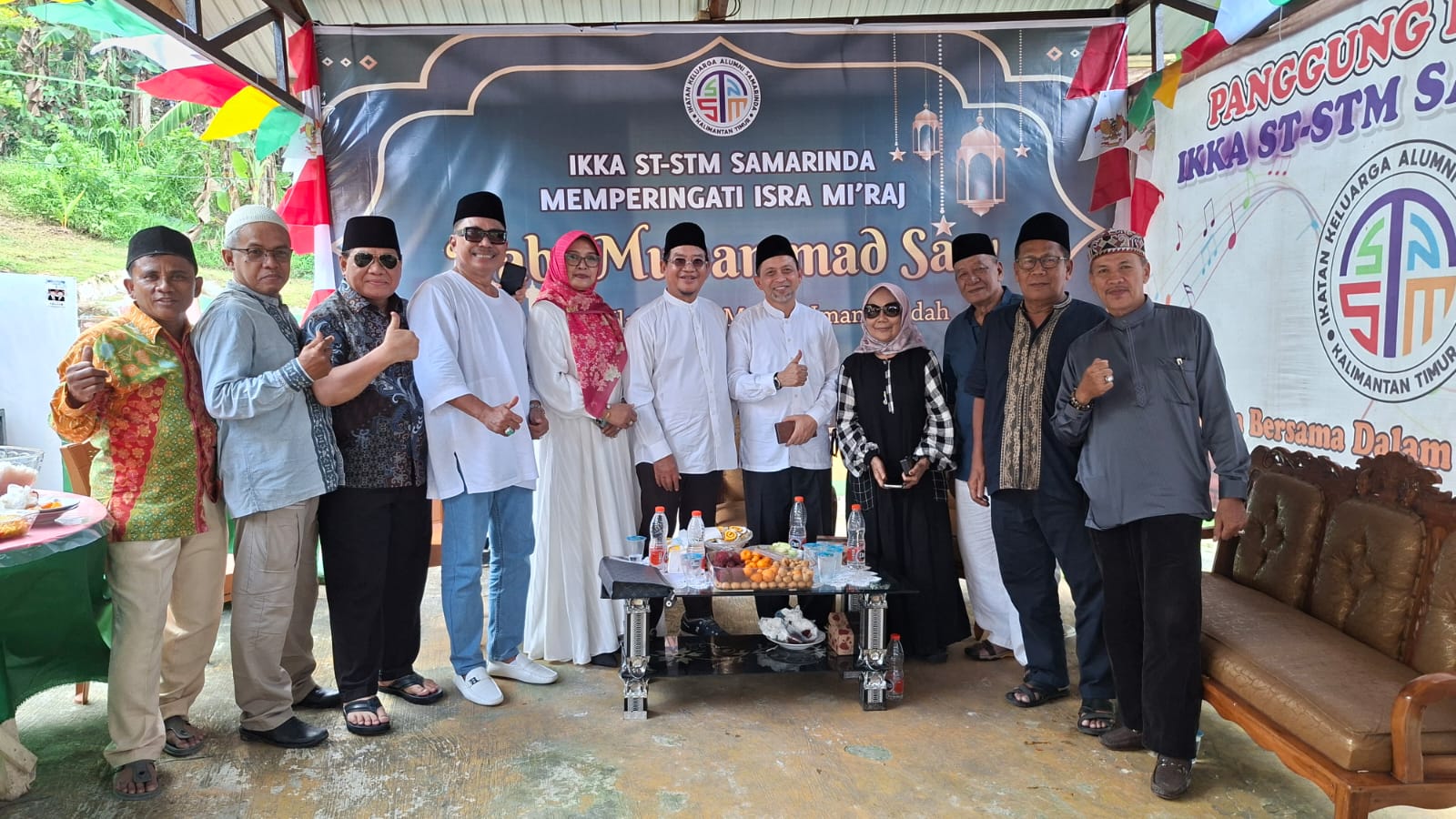 RAJUT PERSAUDARAAN: Acara ditutup foto bersama dan ramah tamah yang berlangsung hangat, memperlihatkan kekompakan yang tak lekang oleh waktu serta Bahagia Bersama Dalam Kesederhanaan.