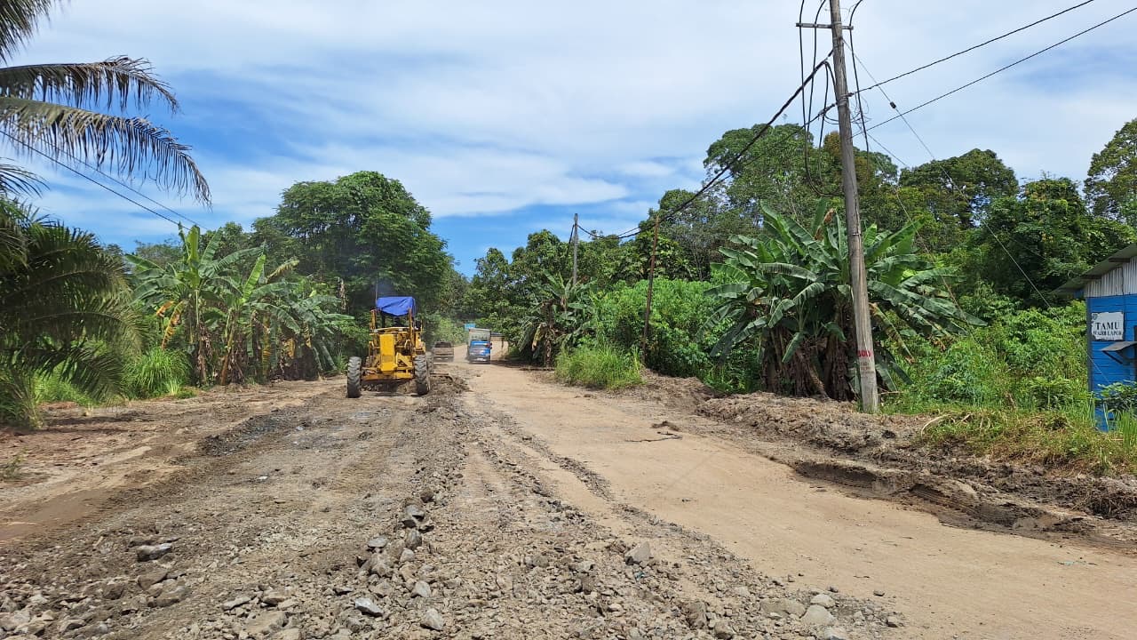 Salah satu titik pekerjaan konstruksi ruas jalan Sp Belusuh&ndash;Barong Tongkok.