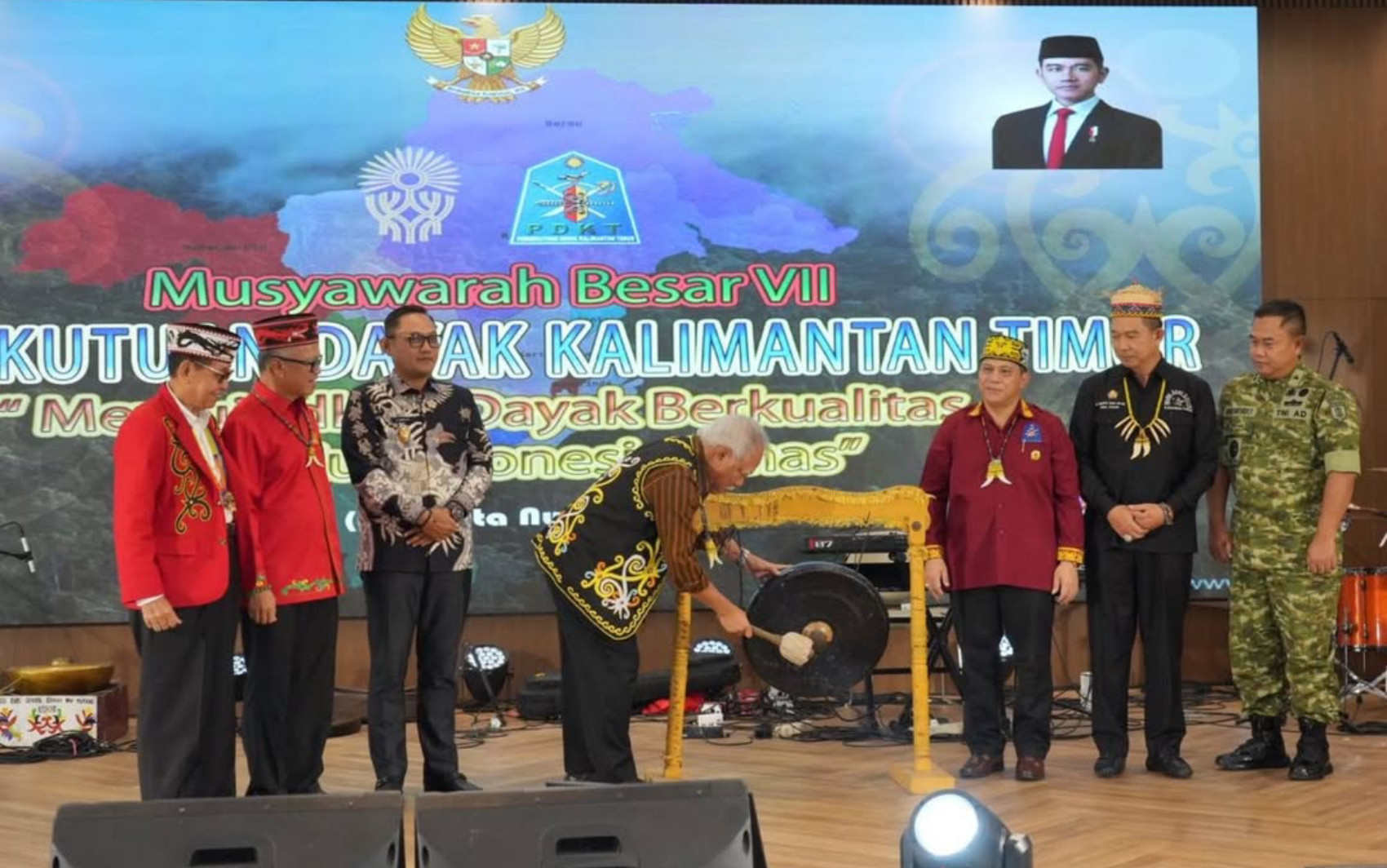 GONG: Kepala OIKN, Basuki Hadimuljono, memukul gong tanda dimulainya Mubes VII PDKT di IKN.