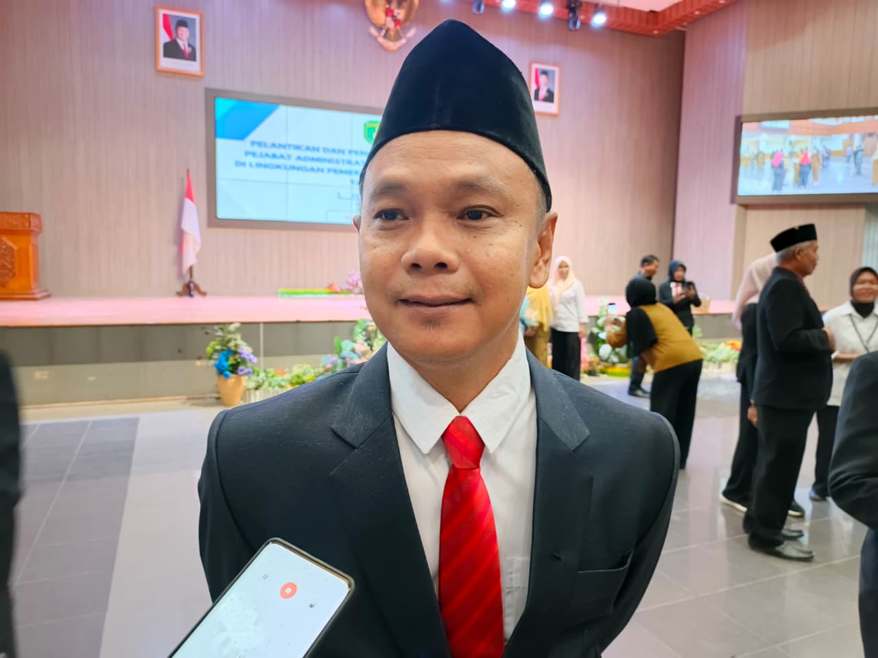 Akhmad Ashari usai dilantik menjadi Sekretaris Disdikbud Kutim di Ruang Meranti, Kantor Bupati Kutim, Senin (26/1)