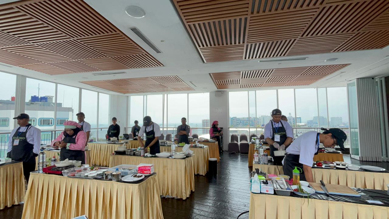 KOLABORASI: Lomba memasak menggunakan produk SAMONO, yang digelar di Hotel Jatra Balikpapan, Minggu (25/1), jadi ajang kolaborasi chef profesional, pemda, dan industri peralatan rumah tangga modern.