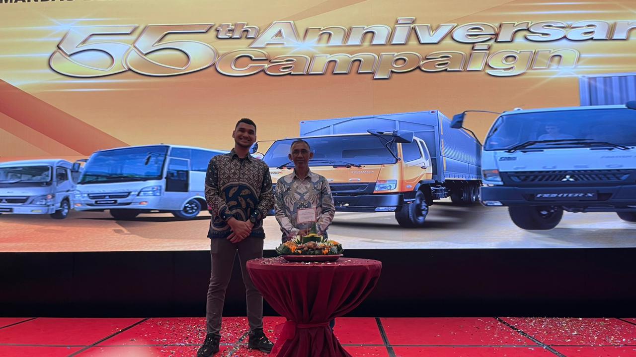 SYUKURAN: Bakhtiar Latief (kanan) bersama Area Coordinator Kalimantan dan IBT, PT Krama Yudha Tiga Berlian Motors, Muhammad Nizam memotong tumpeng memperingati 55 tahun Mitsubishi Fuso.