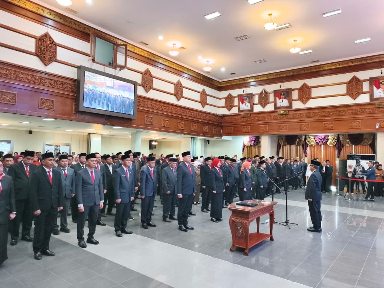 PELANTIKAN: Sebanyak 164 pejabat administrasi dan pengawas Pemkab Kutai Timur dilantik dan diambil sumpah janjinya di Ruang Menanti, Kantor Bupati Kutim, Senin (26/1).