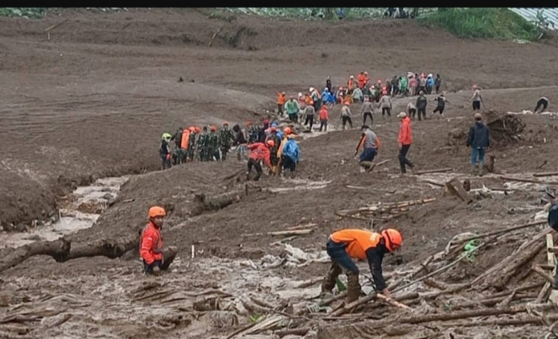 Tim SAR gabungan bersama TNI, Polri, dan relawan melakukan pencarian korban longsor di kawasan Cisarua, Kabupaten Bandung Barat, Jawa Barat, Senin (26/1/2026). (Foto Media Indonesia)