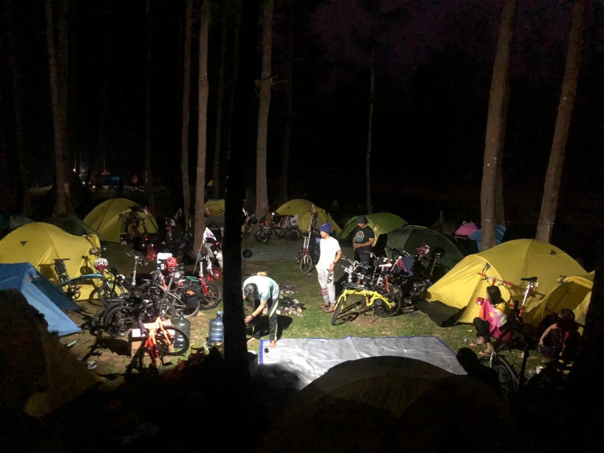 MENARIK: Tidak hanya digemari karena panorama pantainya, tetapi aktivitas wisata di Pantai Lamaru semakin beragam. Salah satu yang sedang tren yakni kegiatan camping.