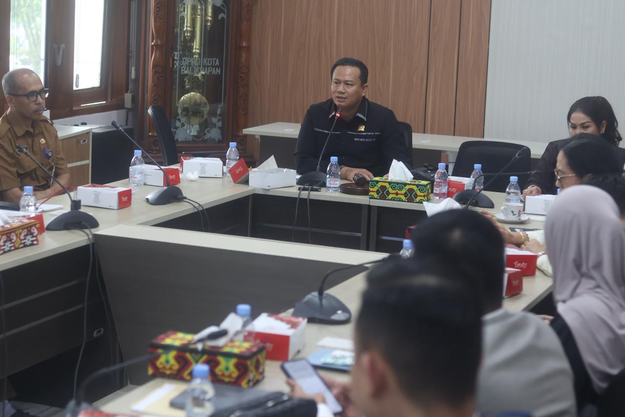 RDP antara perusahaan dan serikat pekerja di Kantor DPRD Balikpapan, Senin (26/1). (FOTO ANGGI PRADITHA/KP)