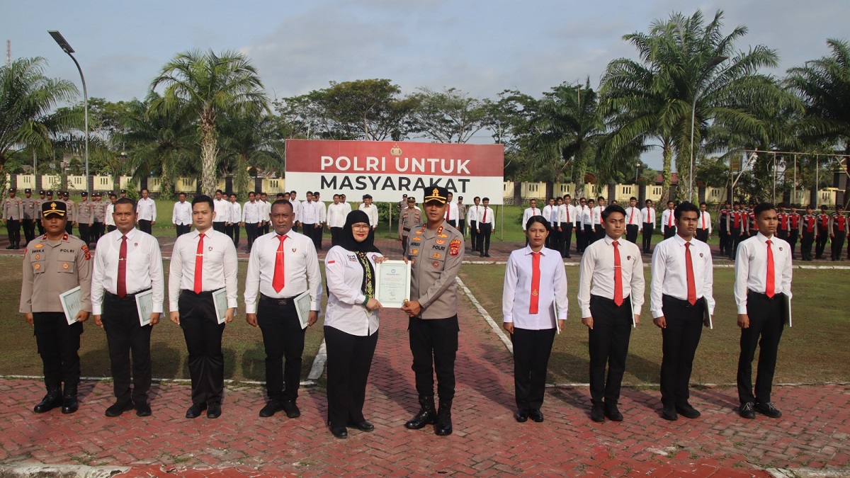 NASIONAL: Ketua TRC-PPA Pusat, Jeny Claudia Lumowa, menyerahkan penghargaan kepada Kapolres PPU, AKBP Andreas Alek Danantara.