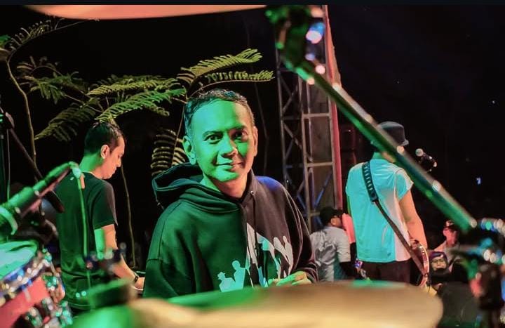 Vokalis band Element, Lucky Widja.