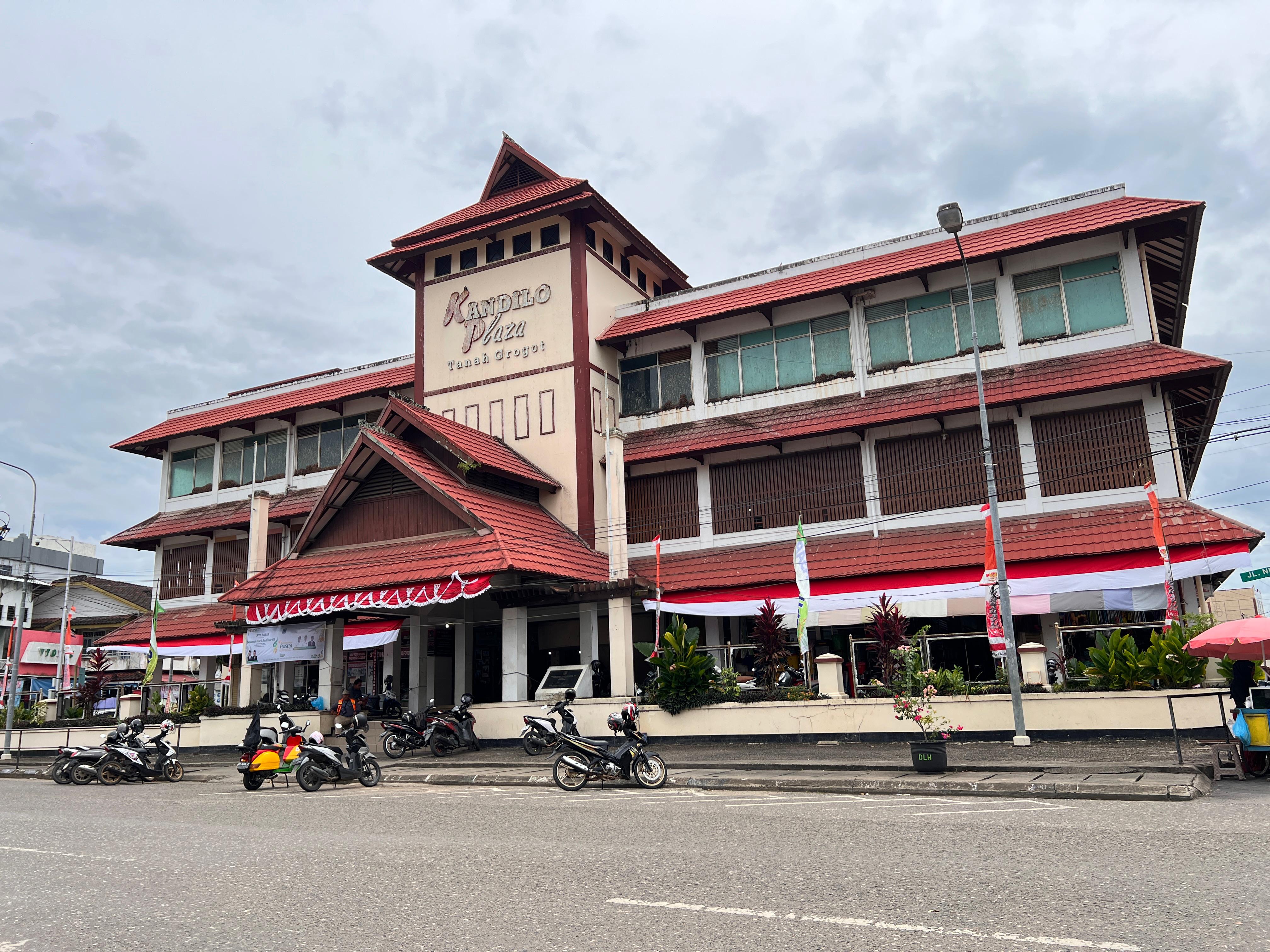 SULIT: Kandilo Plaza milik Pemkab Paser ini masih kesulitan menarik pengunjung di era gempuran pasar global dan digital. Najib/KP