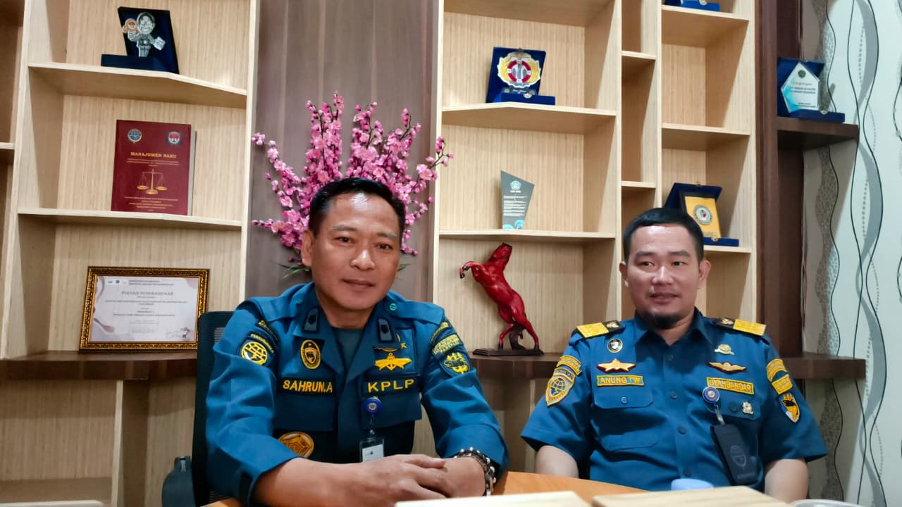 Kepala Seksi Penjagaan, Patroli, dan Penyidikan KSOP Kelas I Samarinda, Capt. Sahrun Aziz (kiri). (HAFIZ/KP)