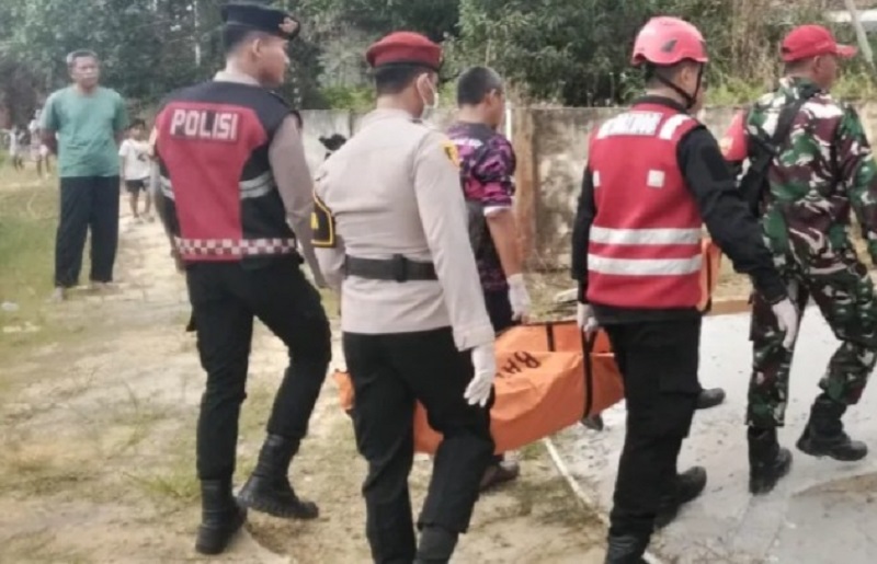 EVAKUASI: Petugas gabungan mengevakuasi jasad korban penikaman ke RS Kanujoso Djatiwibowo Balikpapan.