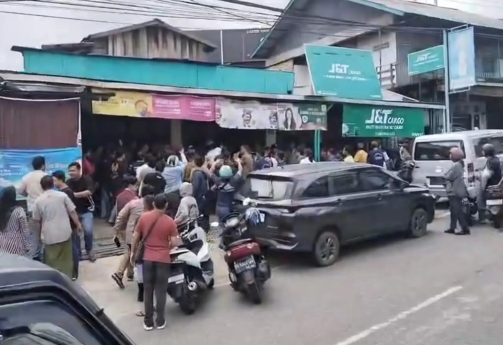 TIKAM: Penjaga warung di Balikpapan ditemukan tewas diduga karena ditikam, warga setempat memadati lokasi.