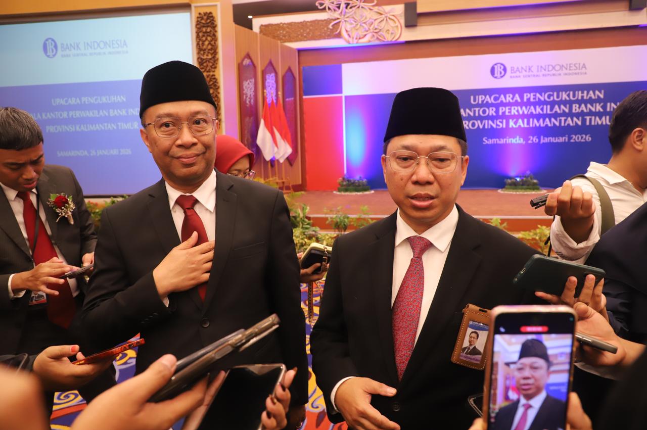 PERGANTIAN: Jajang Hermawan (kiri) yang sebelumnya menjabat sebagai Kepala KPw BI Cirebon kini ditunjuk sebagai Kepala KPw BI Kaltim menggantikan Budi Widihartanto.