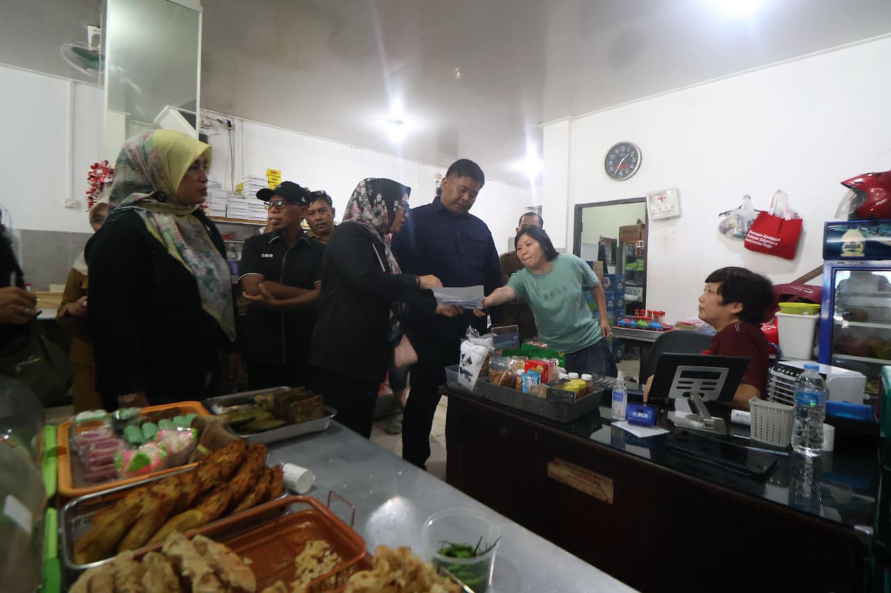 PANTAU LANGSUNG: Suasana sidak Komisi II DPRD Balikpapan ke sejumlah depot atau restoran di Balikpapan.