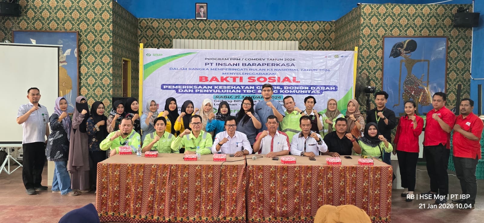 KOMPAK: PT Insani Baraperkasa menggelar bakti sosial kesehatan yang didukung penuh oleh pemerintah desa.