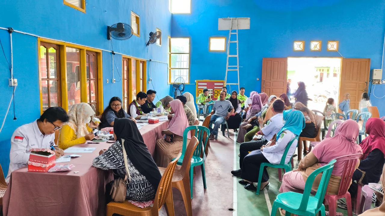 ANIMO TINGGI: Masyarakat tampak antusias mengikuti bakti sosial kesehatan garapan PT Insani Baraperkasa.