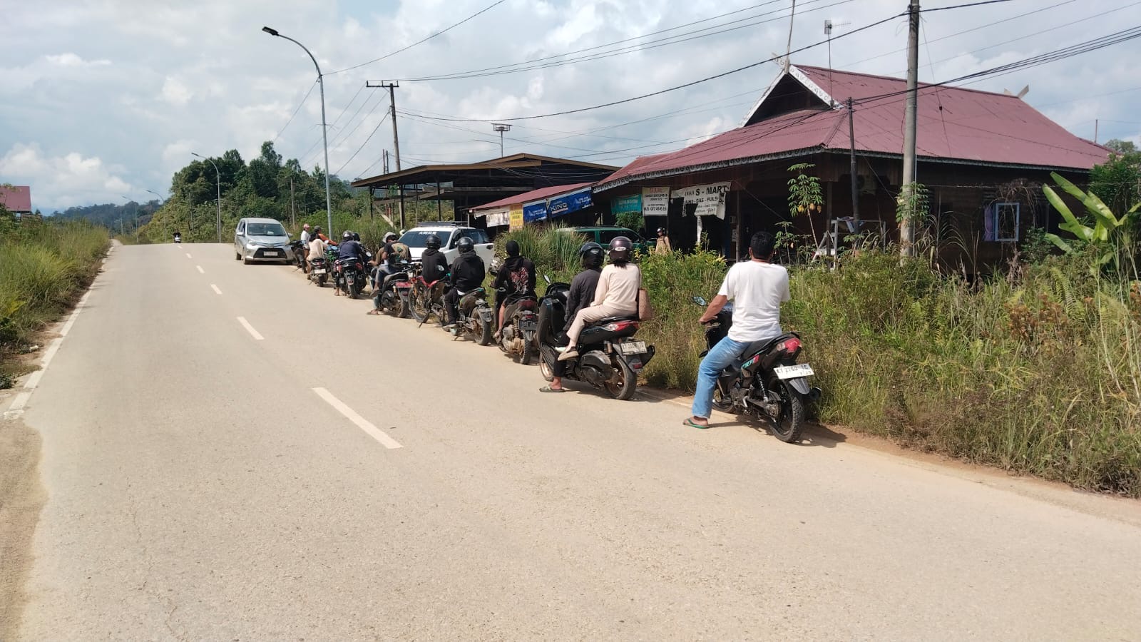 BBM LANGKA: Puluhan kendaraan bermotor mengantre untuk mendapatkan pertalite yang semakin langka di Ujoh Bilang, Senin (26/1).