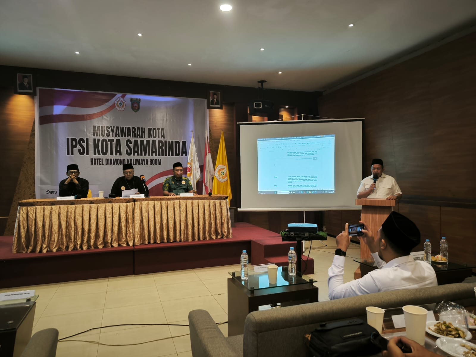 SAMPAIKAN SAMBUTAN: Muslimin terpilih kembali sebagai Ketua IPSI Samarinda.