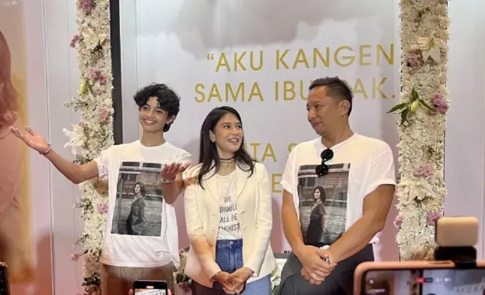 Dian Sastrowardoyo turut membintangi Esok Tanpa Ibu.