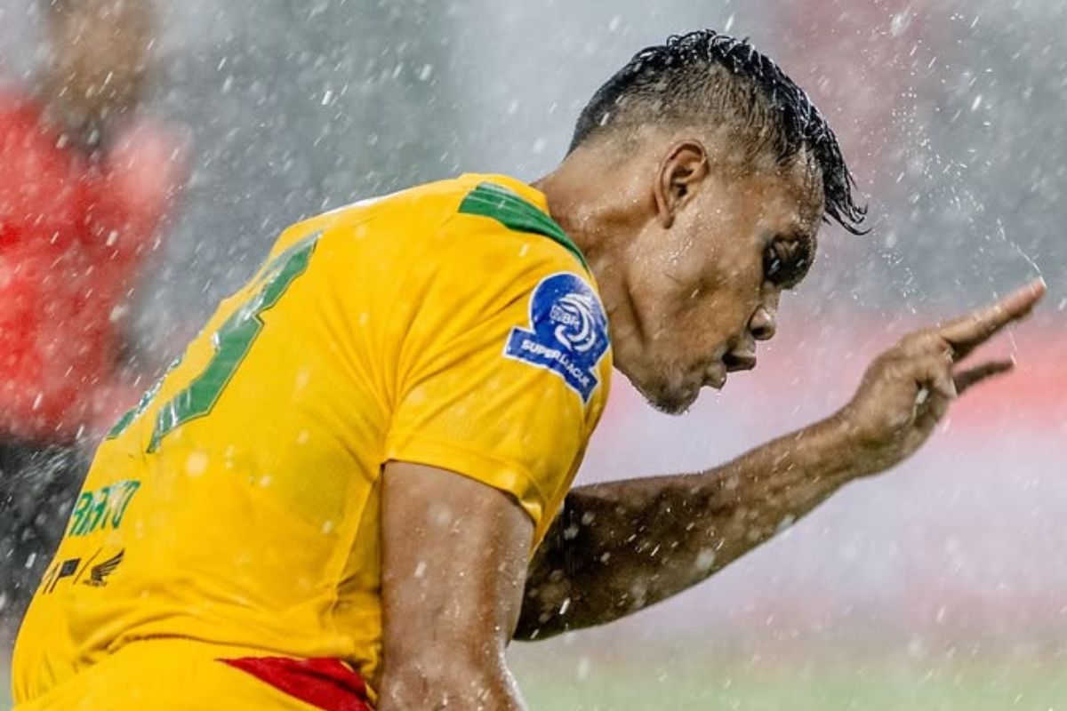Rachmat Irianto mencetak gol penutup saat Persebaya Surabaya menang 3-0 atas PSIM Yogyakarta pada pekan ke-18 Super League 2025/2026 di Stadion Sultan Agung, Bantul.